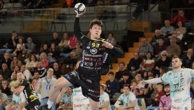 Jakub Sladkowski regresará al Bidasoa la próxima temporada. Dudas con Mielczarski