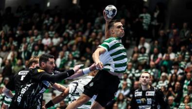 Mathias Gidsel le gana el duelo goleador a Kiko Costa