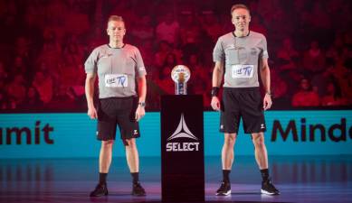 Susto del arbitro danés Jesper Madsen tras desvanecerse en el Veszprem Arena