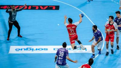 Bada Huesca y Servigroup Benidorm revolucionan la zona de descenso en Liga Asobal