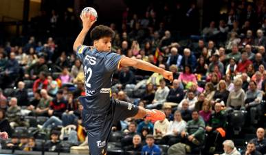 Marcos Fis deslumbra en su debut en el Europeo de balonmano