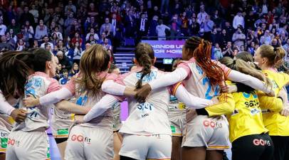 Joaquín Rocamora publica su primera convocatoria al frente de las Guerreras