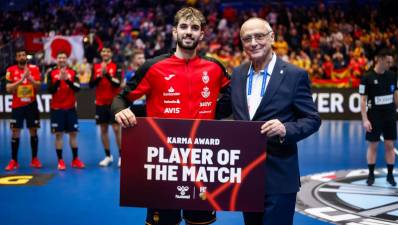Gran debut de Petar Cikusa en el Mundial, MVP del partido