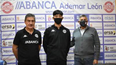 Ademar Leon presenta al lateral coreano Kim Jinyoung