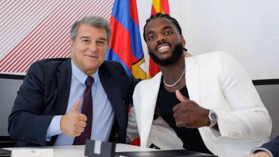 El Barcelona blinda a Dika Mem hasta 2027