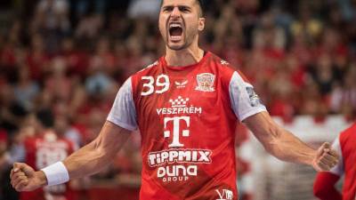 Yehia Elderaa y Dragan Pechmalbec renuevan hasta 2026 con Telekom Veszprem