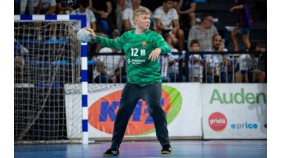 El Barça domina el derbi con una gran defensa y un Emil Nielsen demoledor