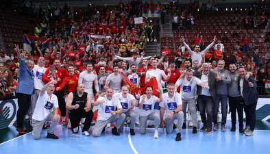 Serbia sorprende a Hungría y estará en Mundial. Resultados de las eliminatorias europeas