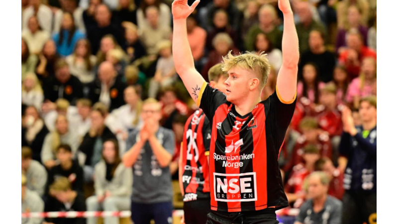Pelle Boesen apunta al Frigorificos del Morrazo Cangas. David Kalvo Valderhaug no sigue